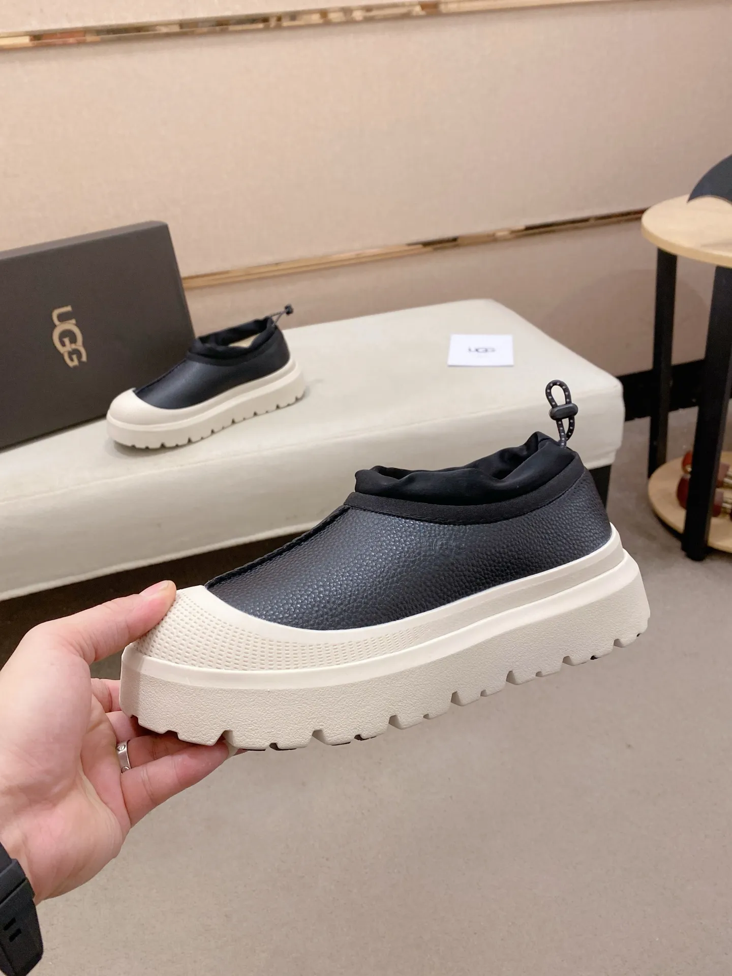 Factory price: 480💰Couple model💏 Same style as Wang Yibo, North American men's shoes Ugg ☃️In the special sale of new high-quality men's shoes snow boots in autumn and winter, the nemesis of extreme cold weather! Made of cowhide leather, merino wool lining, and original outsole, whether driving, outdoor or daily wear, there is always one that suits you! Male and female size: 35-46.